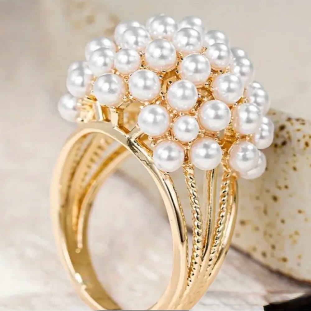 Luxurious Vintage Pearl and Gold Cluster Ring - Picture 3 of 3
